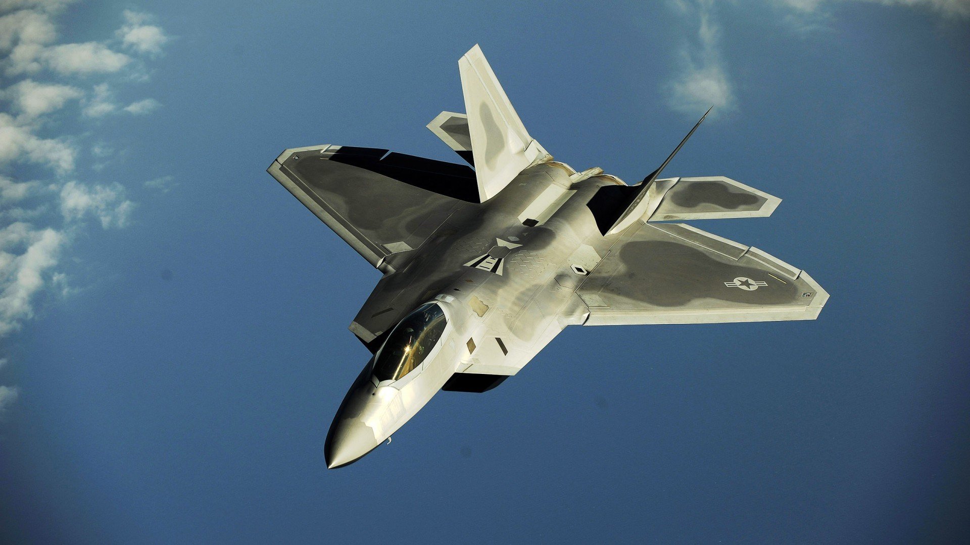 史上第一个在季后赛连续投中超远距离三分球的球员，中场超远三分球